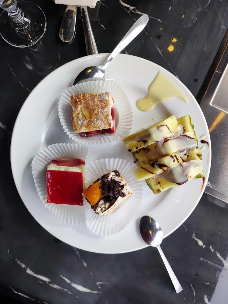 Buffet de Dessert Et Fontaine À Chocolat Blanc Et À Chocolat Au Lait