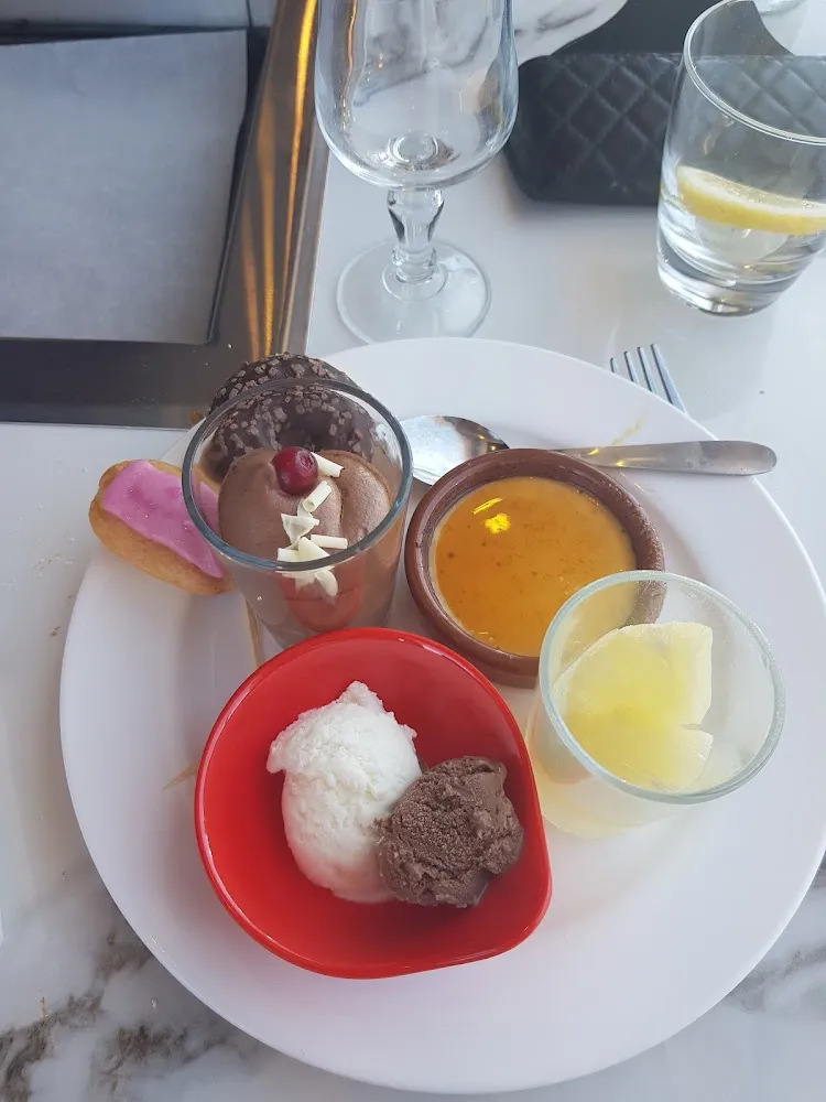 Crème Brûlée Mousse Au Chocolat Ananas Glace Chocolat Et Noix de Coco